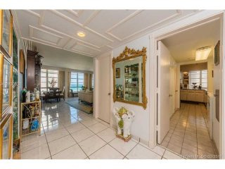 2 bedroom Flat For Sale: 5660 Collins..