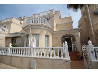 4 Bedrooms - Villa - Alicante - For Sale