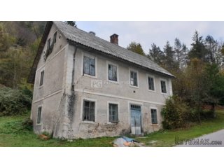 Brod Moravice, kuća s okućnicom