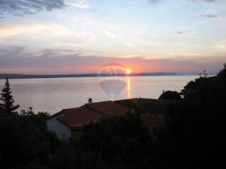 Novogradnja sa 3 stana, 30 m od mora - idealno za turizam!