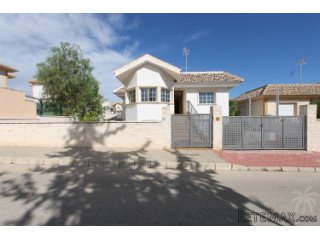 Beautiful villa on a large plot in an urbanization in..