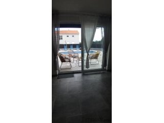 Apartman sa privatnim bazenom i dvorištem od 213m2
