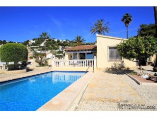 This lovely single storey villa with sea and open views is..
