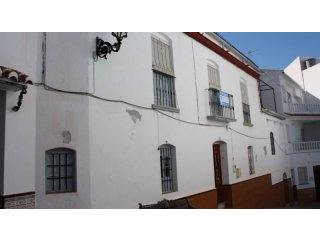 Large Traditional Townhouse Close To..