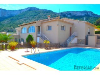 Spacious single storey villa with superb sea views and..