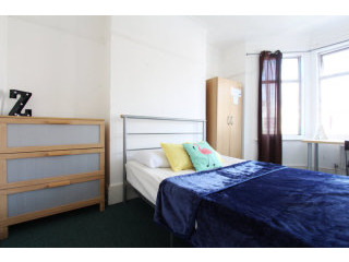 Single with double bed near Turnpike..