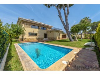 This luxury villa is located in Dehesa de Campoamor, one of..