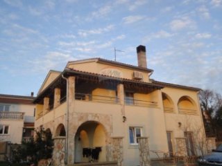 KUĆA U LIŽNJANU S APARTMANIMA