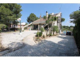 This beautiful villa in Pilar de la Horadada has 3 bedrooms..