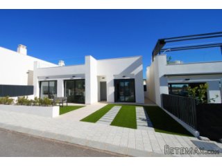 These beautiful new construction villas are located in Lo..