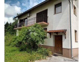 Kuća u Ogulinu sa tri etažirana stana i velikom okućnicom