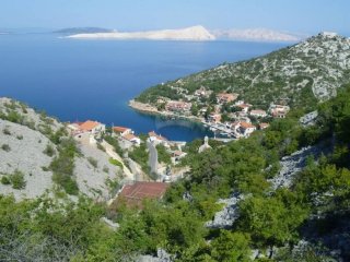 Starigrad - poljoprivredni teren blizu mora
