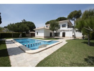 This luxury villa is located in Dehesa de Campoamor, on one..
