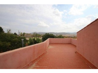 Part cave house walking distance to..