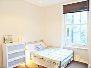Single with double bed near Queens Park..