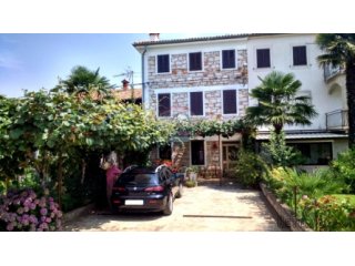 Novigrad, okolica kamena kuća 800m od mora