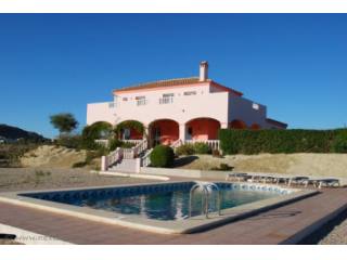 3 bedroom rural house with horse..
