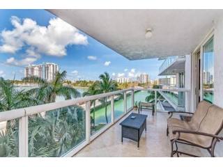 2 bedroom Flat For Sale: 10 VENETIAN WY..