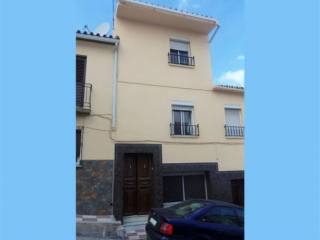 Town House - Spacious 4 bedroom, 2..