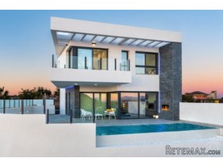 This beautiful villa offers very beautiful views and is..