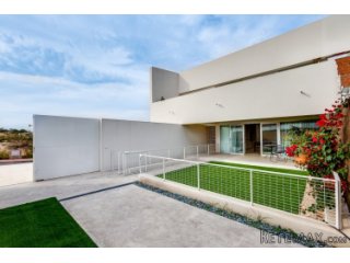 Los bungalow se ubican en Torrevieja, cerca de Las..