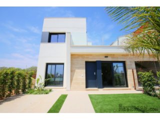 This wonderful semi-detached villa can be found in walkable..