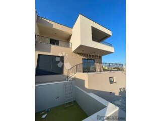 VODICE DUPLEX KUĆA NA ATRAKTIVNOJ LOKACIJI SA PREKRASNIM POG