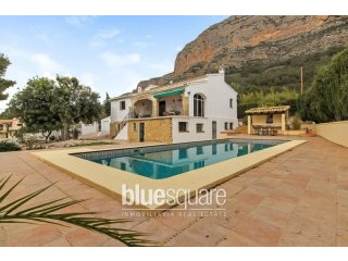 6-Bedroom Detached Villa in Montgo area..