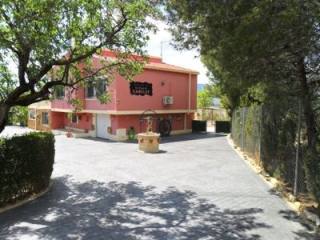Country Property 3 Mins From Town..
