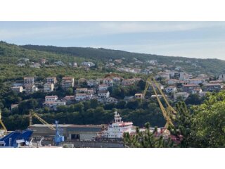 Kostrena - kuća s tri stana i dvije garaže