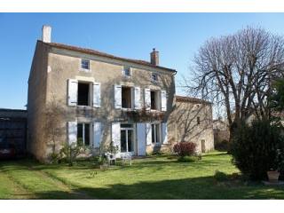 Beautiful 4-bed village "Charentaise"..