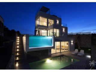 Small complex of only 16 luxury villas with superb sea..