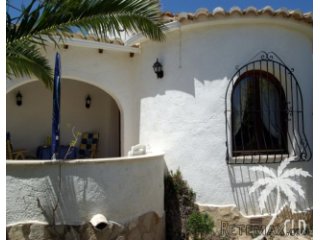 Detached bungalow for sale in Cumbre del Sol with roof..