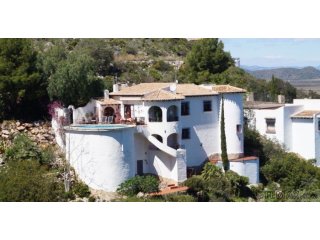 Well priced villa for sale with views to the mountain and..
