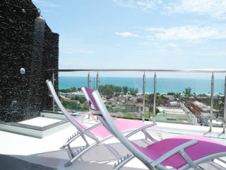 Sunset Plaza - Superb 4-Bedroom Sea..