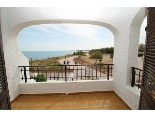 2 Bed Beachfront Apartment with Sea..