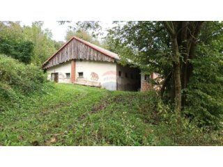 Vrbovsko, zemljište od 10.000 m2 s gospodarskim zgradama