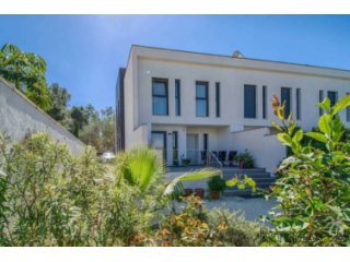 Corner townhouse of 137m2 with top quality finishings in a..