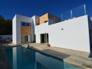 Recently built modern villa located only 1km from the beach..