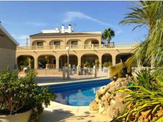 5 Bedroom 4 Bathroom Villa In La..