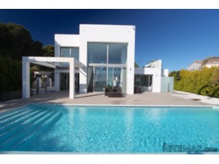 Luxurious seafront house with stunning views of the..