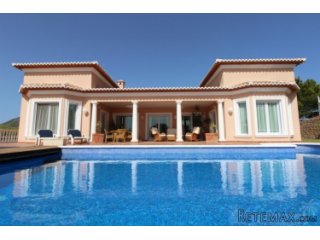 Luxury villa (2001) on a very large plot with lots of..