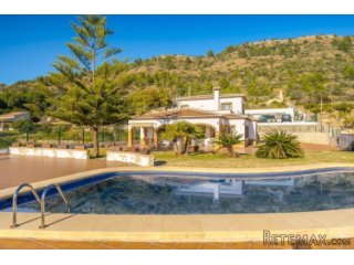 This four bedroom finca for sale in Pedreguer is situated..