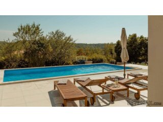 Istra, Oprtalj-kuća s bazenom i dvorištem od 1900 m2
