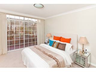 Lovely sun drenched 3 bedroom garden..