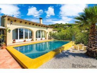 Spacious 3 bedroom Villa with very high ceilings nestled in..