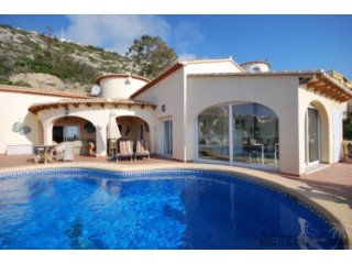 Detached villa on a large plot with stunning sea views..