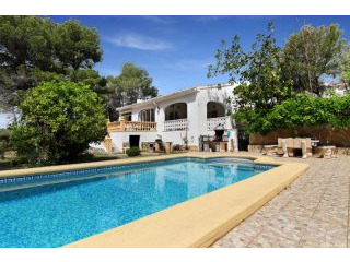 Villa on one level and flat plot, with..