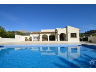 This finca is located on a spacious plot of almost 10,000m2..