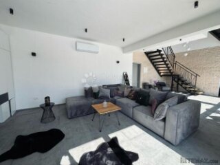 Moderna vila s bazenom
